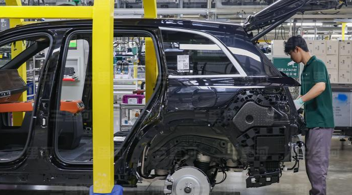 国常会出手了！给新能源汽车的“狂飙”踩踩刹车